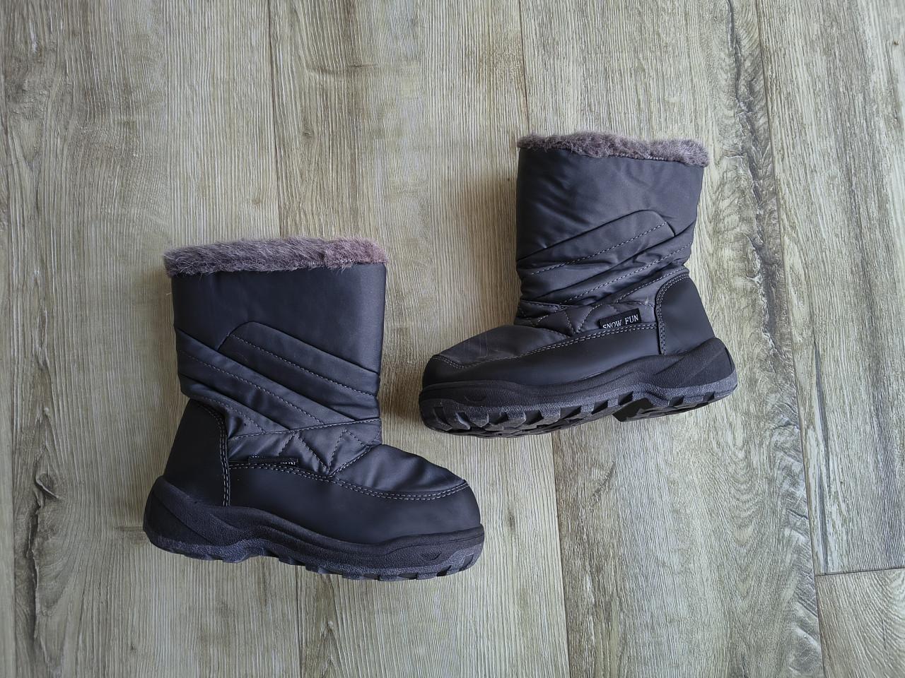 Mooie zwarte snowboots, gevoerde sneeuwlaarzen, maat 24.