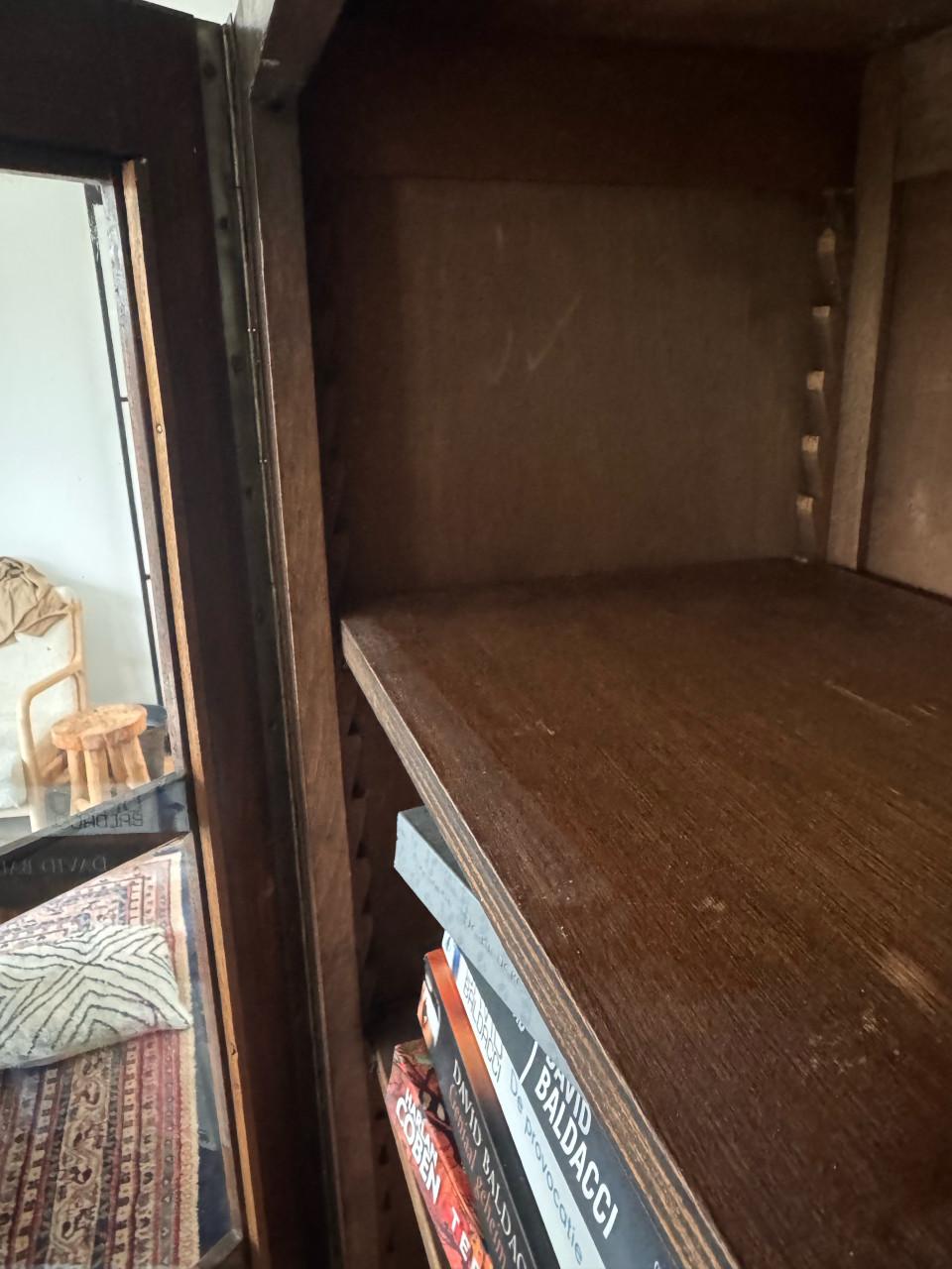 Antieke boekenkast of buffetkast