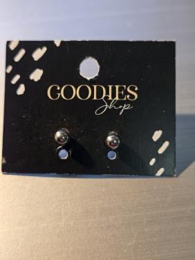 Paar zilverkleurige oorknopjes van de "GOODIES Shop".  Edelstaal
