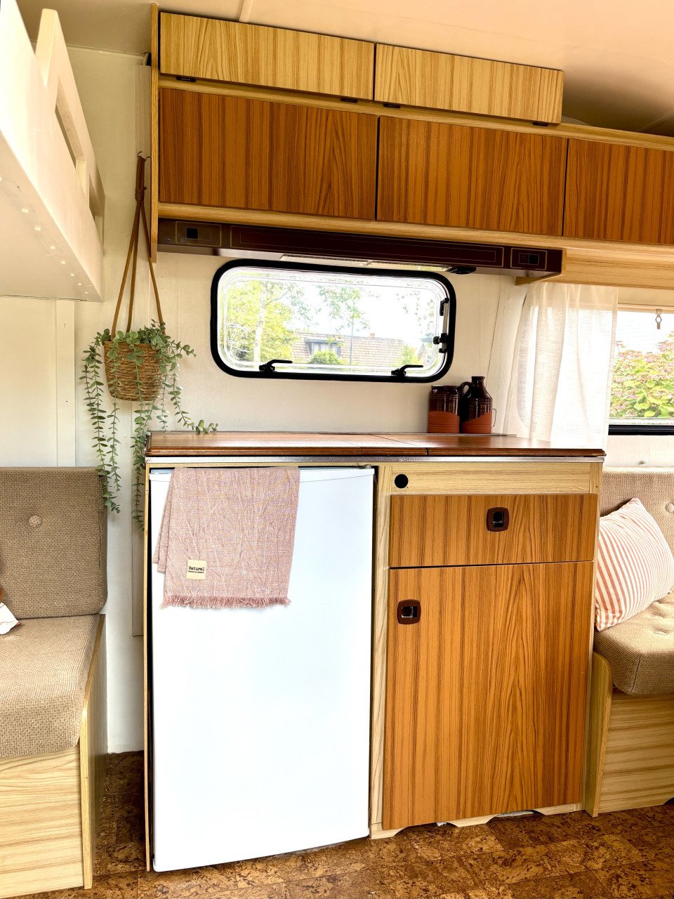 Zeer mooie kleine caravan Chateau LaCar 3.30 met voortent en fietsenrek