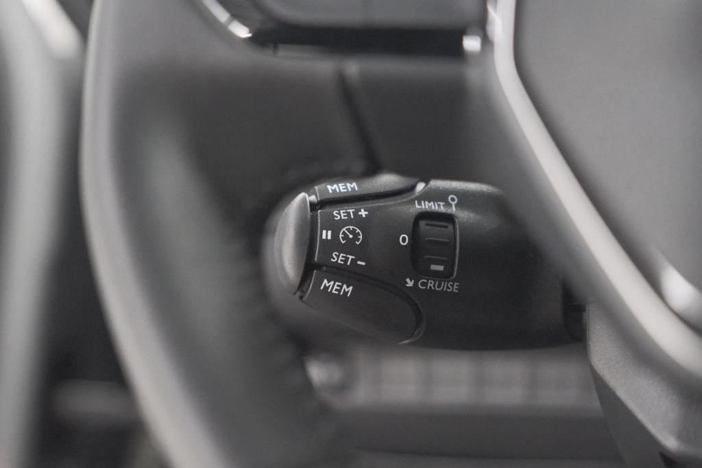 Peugeot 2008 1.2 hybrid 145 allure | apple carplay | climate control | park
