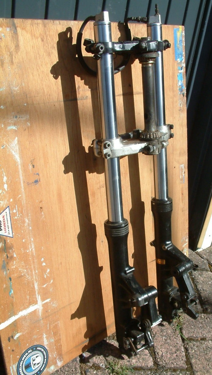 Honda voorvork anti deuk  38 mm incl kroonstuk met lagers  goede staat