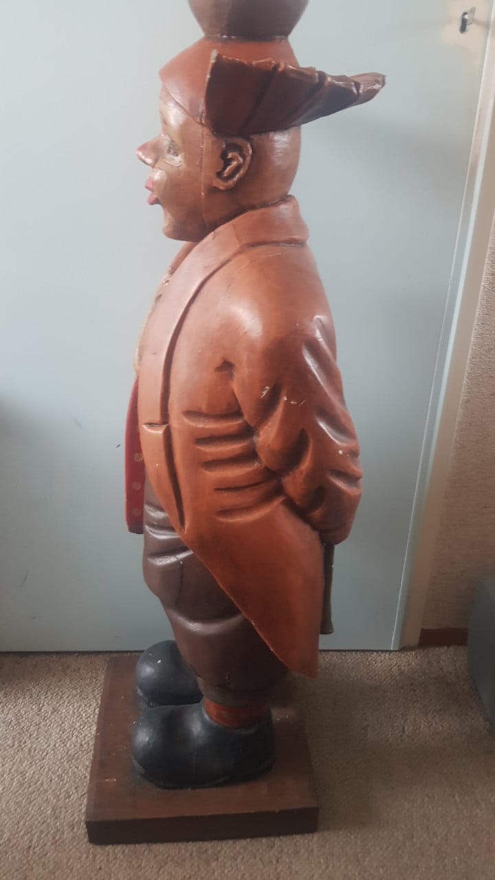 Groot houten beeld