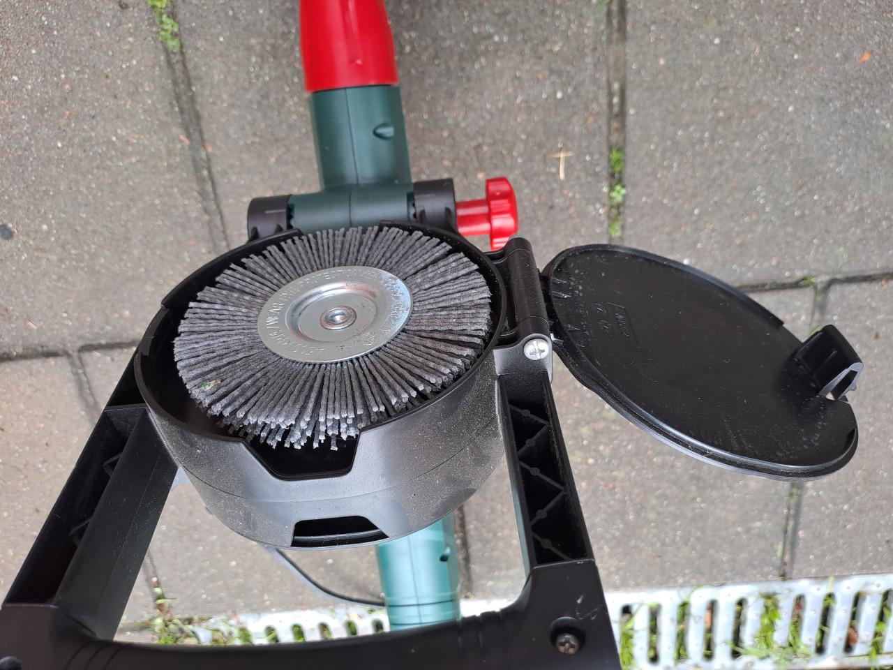 Te koop tuingereedschap frees stoepborstel en nog meer