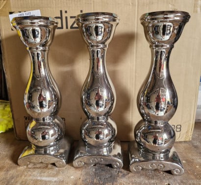 3 zilverkleurige kandelaars