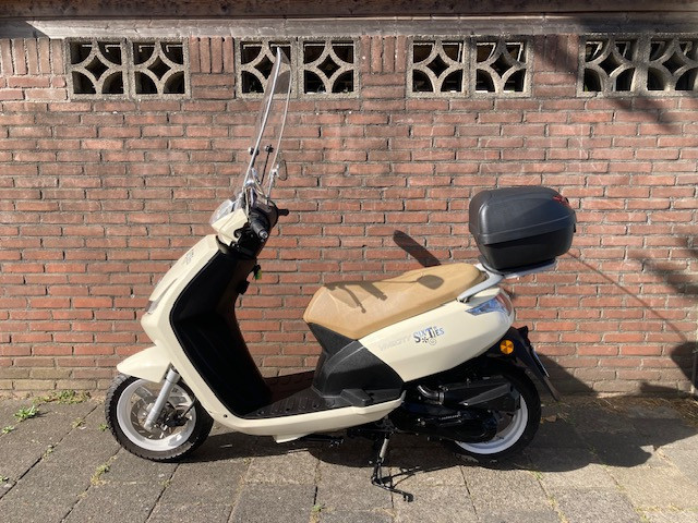 ZEER MOOIE PEUGEOT NEW VIVACITY SIXTIES EDITION 1E EIGENAAR !