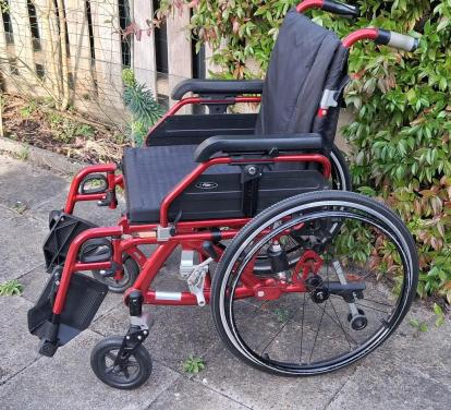 Zeer fijne inklapbare rolstoel met vering(!). Enigma K-Chair