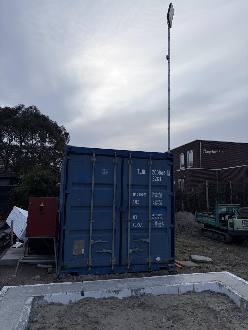 Zeecontainer met lichtmast en meterkast