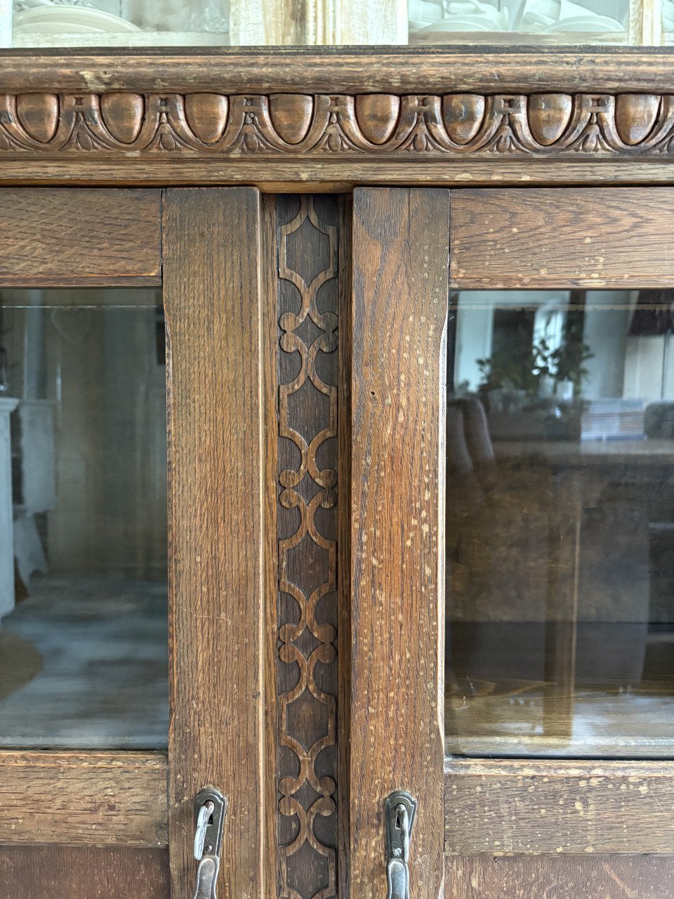 Oude kast met 2 deuren