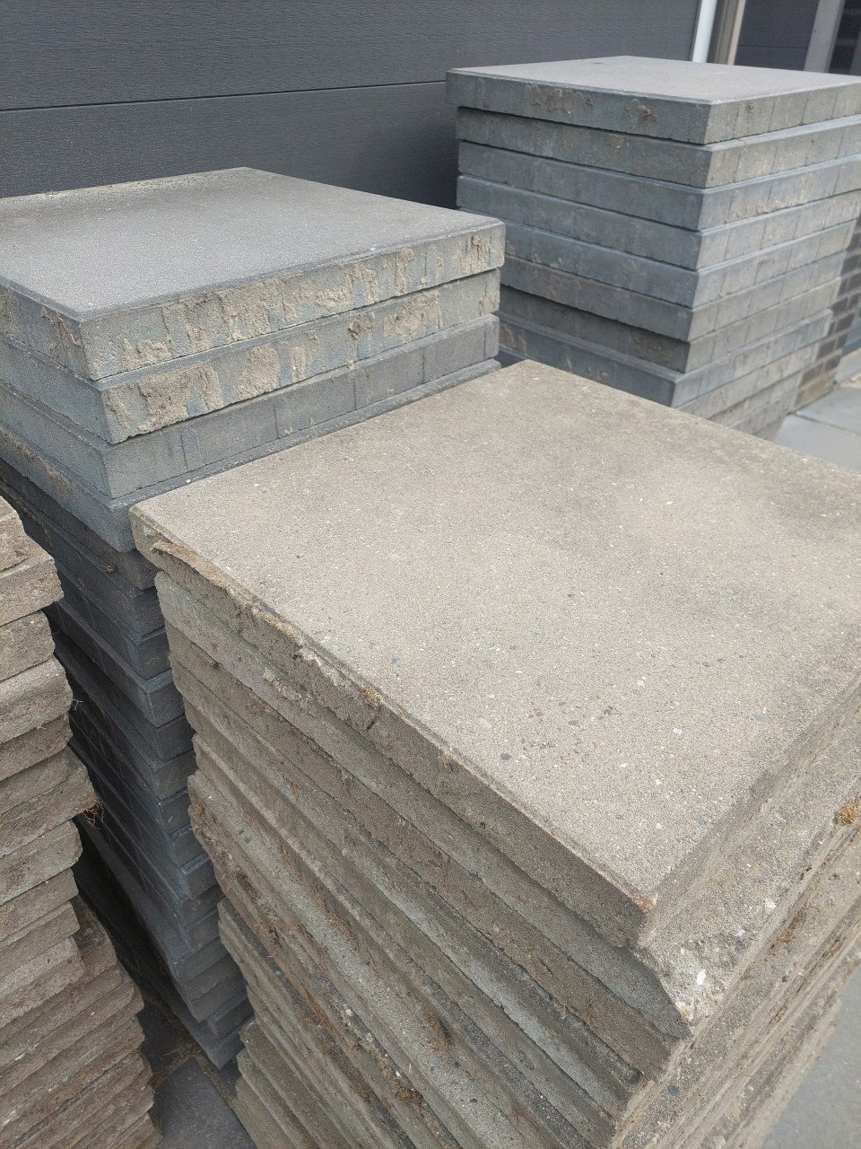 Betontegels 84 stuks 50 x 50 (en 6 tegels 60 x 60 licht motief)