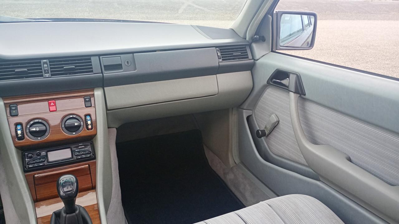 Mercedes oldtimer 200 D