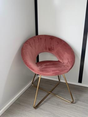Fluwelen fauteuil met gouden poten