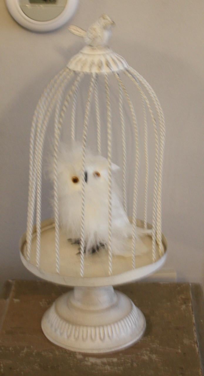 Wit metalen vogelhuisje met vogel