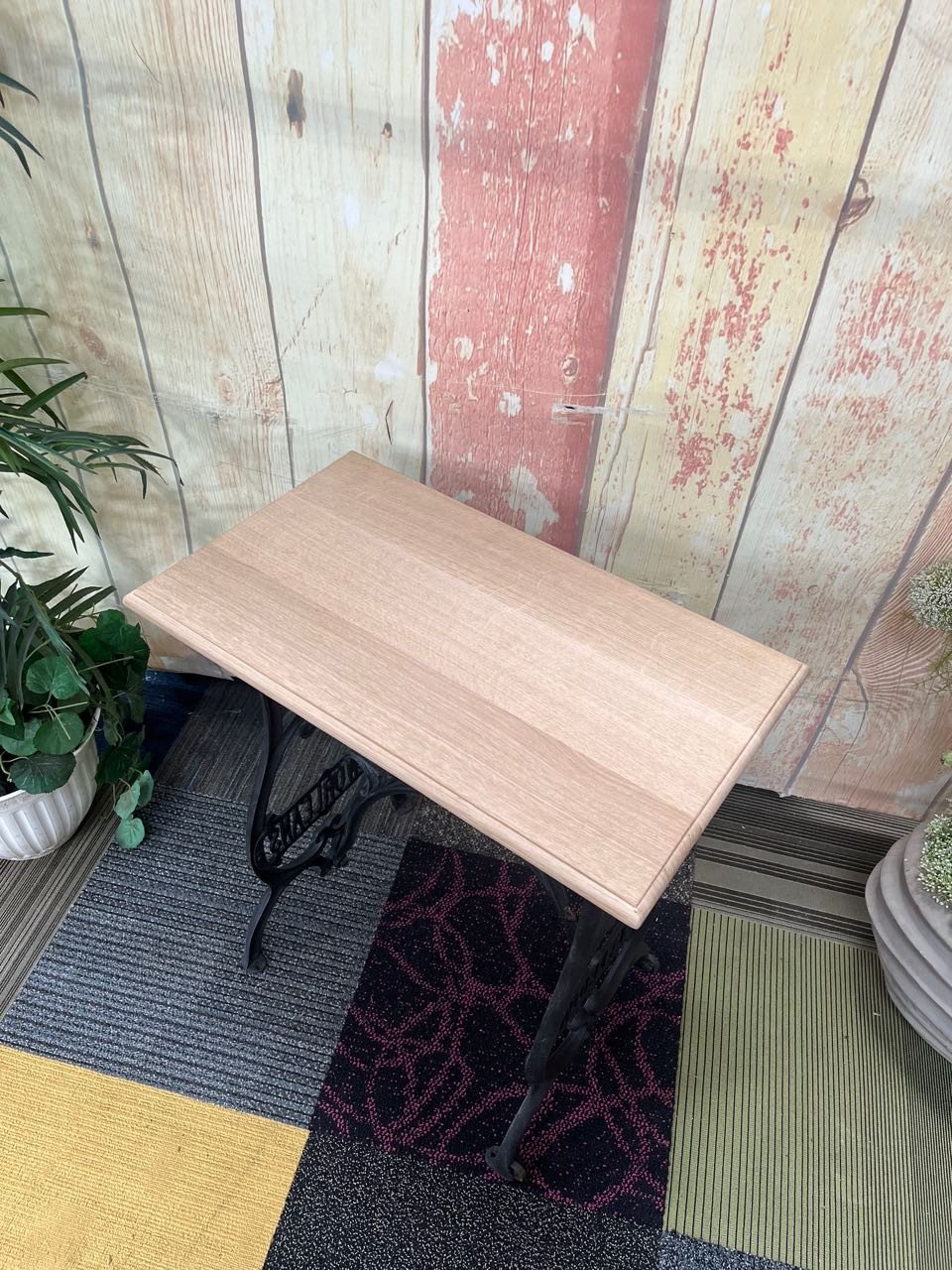 Bijzettafel met gietijzeren onderstel No 731