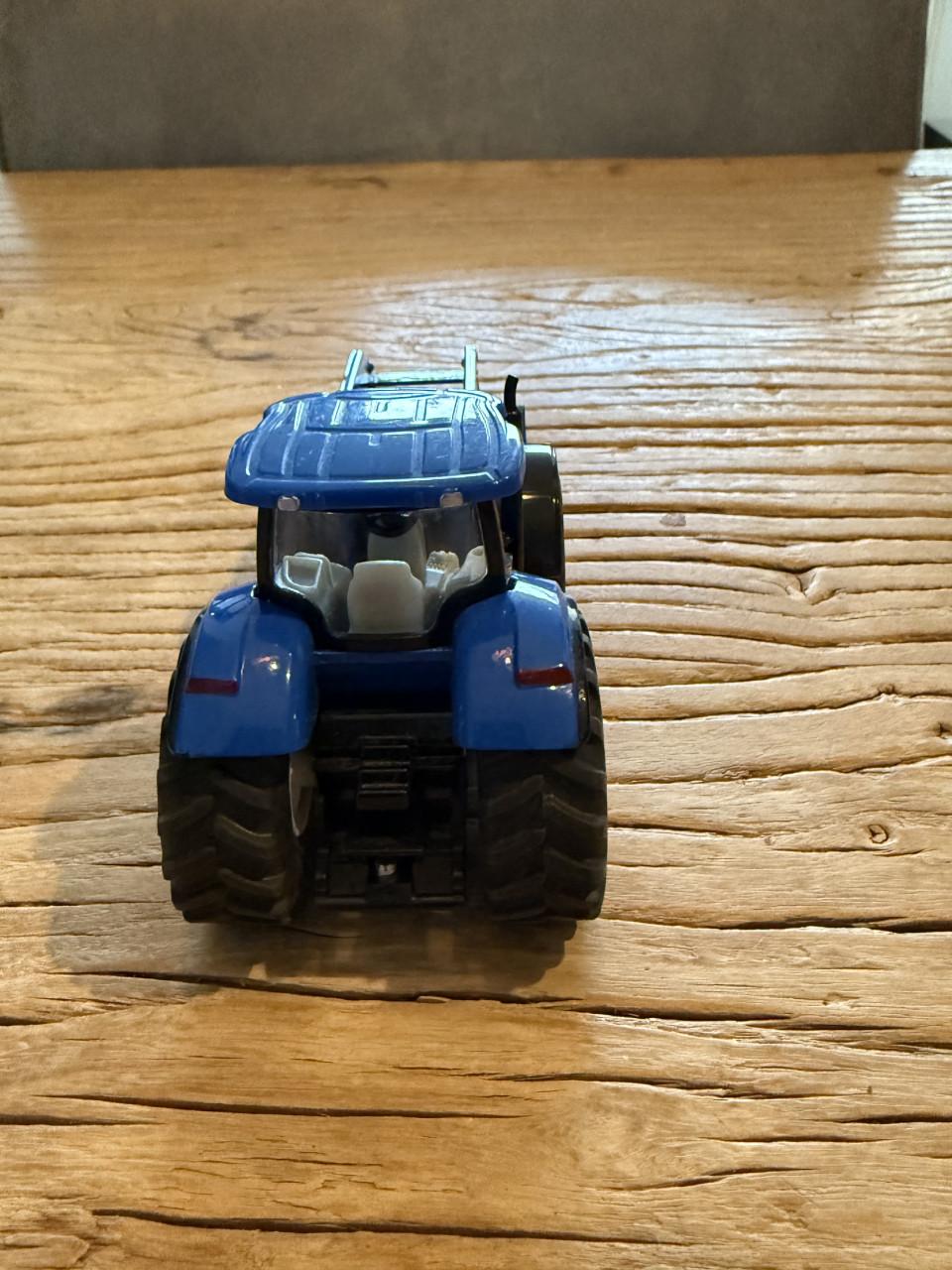 Siku 1986 New Holland T7070 met voorlader - 1:50