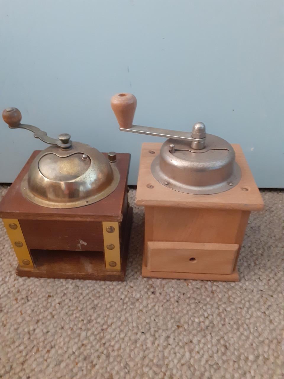 2 houten koffiemolens