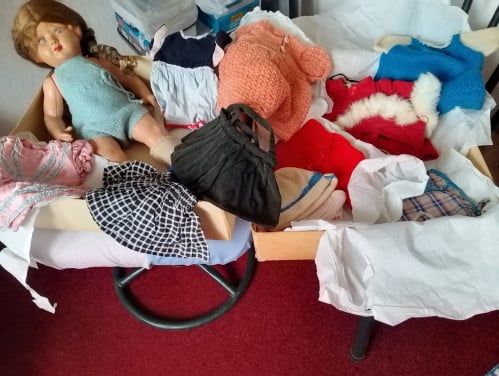Voor de verzamelaar: oude (75 jr. ) pop met kleertjes