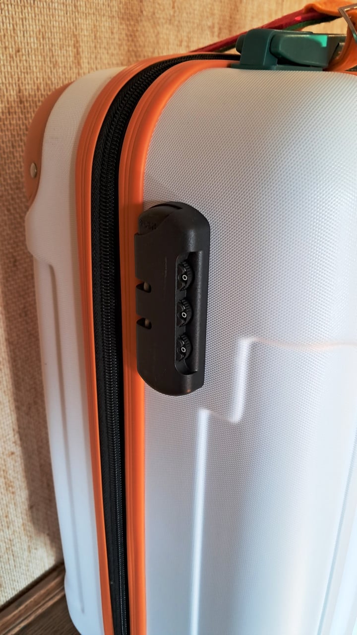 2 nieuwe compacte rolkoffers