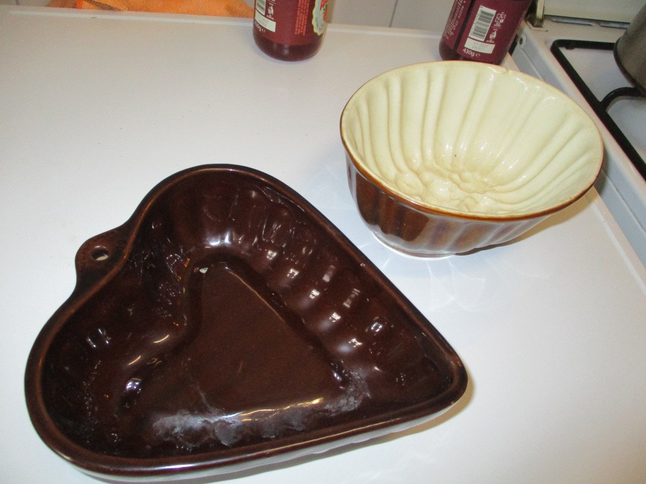 Te koop 2 vintage puddingschalen