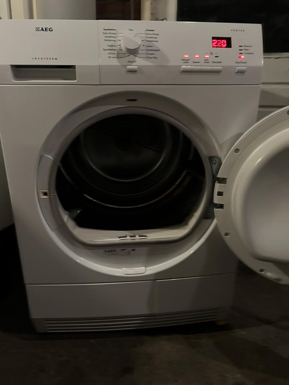 AEG Vrijstaande condens droger 7 kg inhoud, schoon en netjes