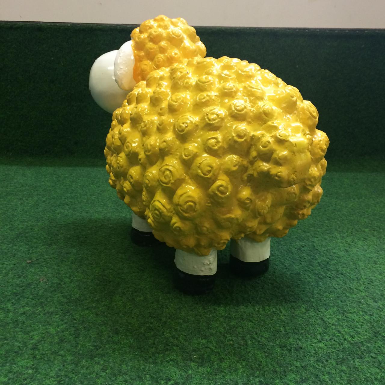 Groot schaap met wol geel en glimlach tuinbeeld