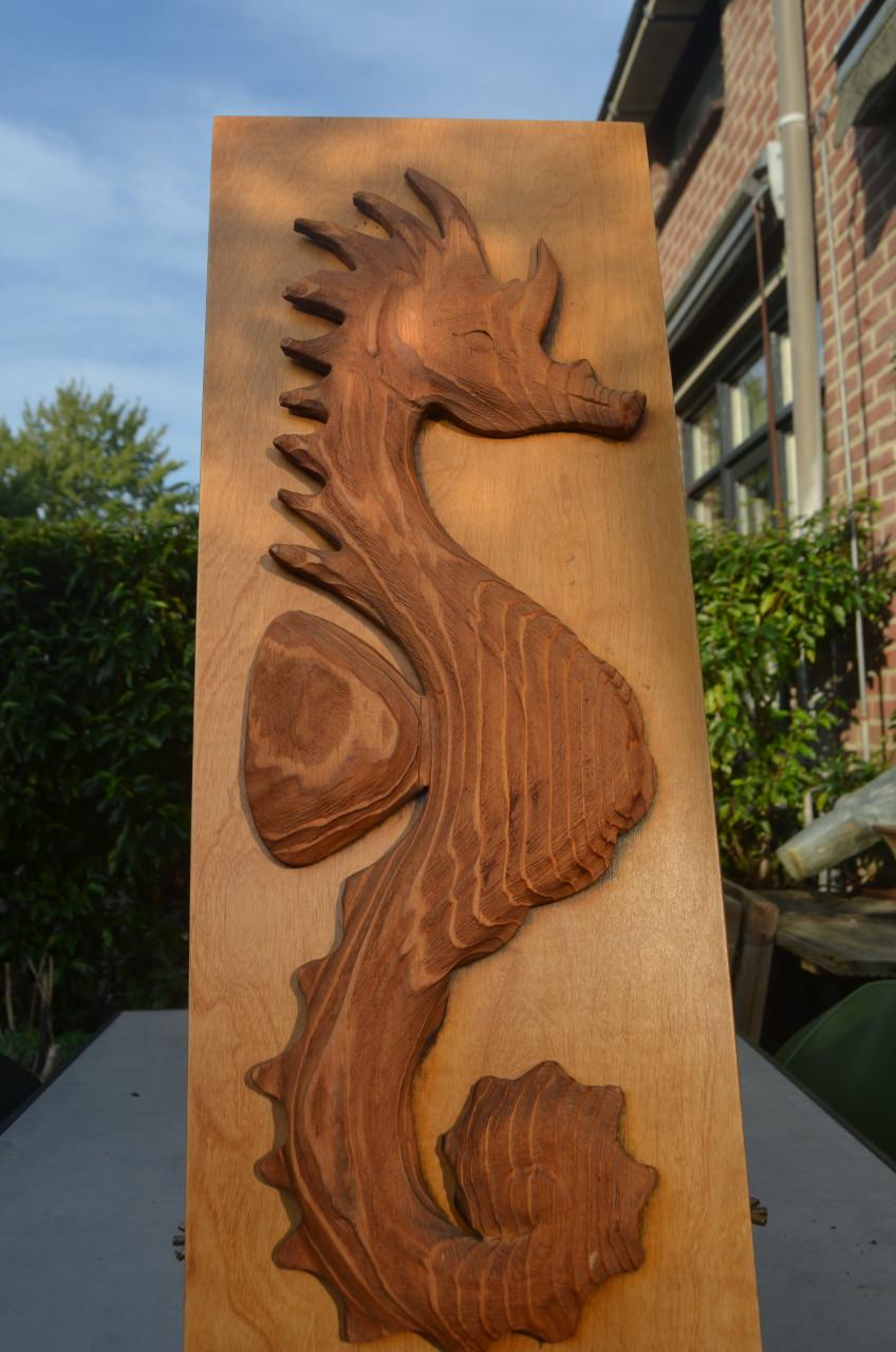 Gestoken houten zeepaardje, gesign. en gedateerd