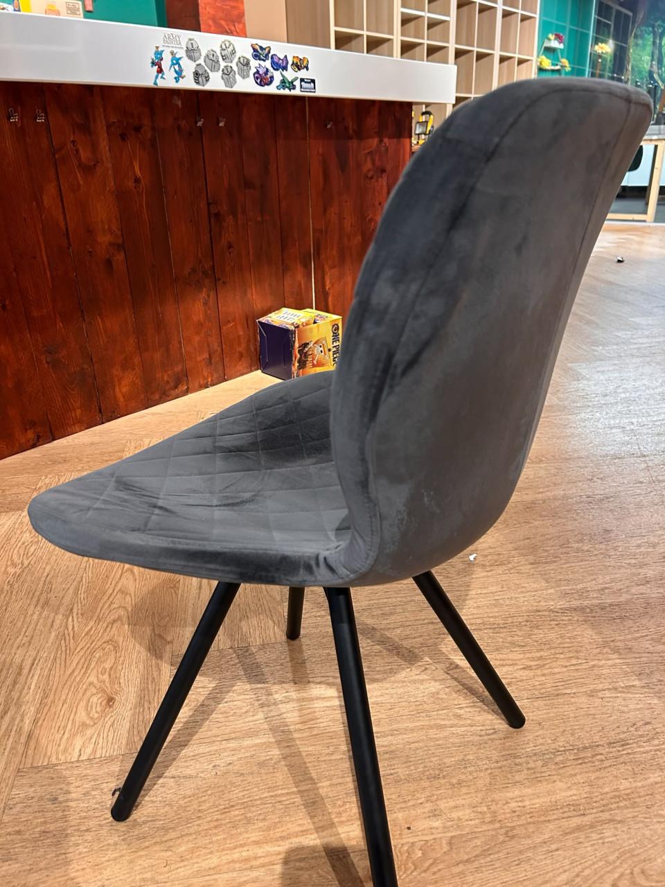 Div stoelen te koop ook te combineren met een aantal tafels of banken