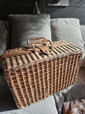 2 vintage picknickmanden met servies voor 2 en 4 personen