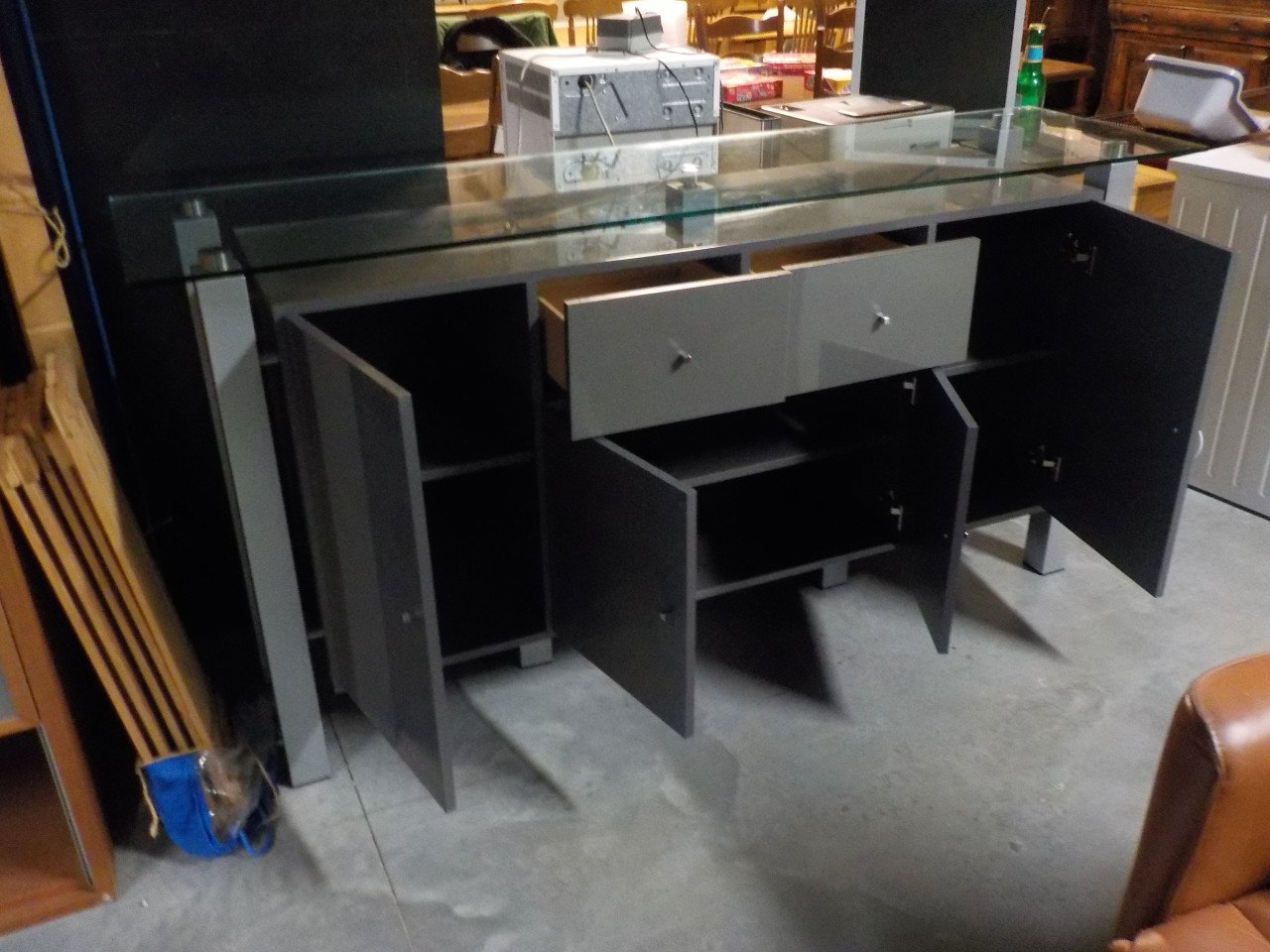 Mooie kwaliteit dressoir in vrijwel nieuw staat met glazen plaat