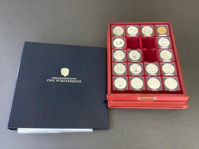 Cassette met 17 penningen “Ons Vorstenhuis “.