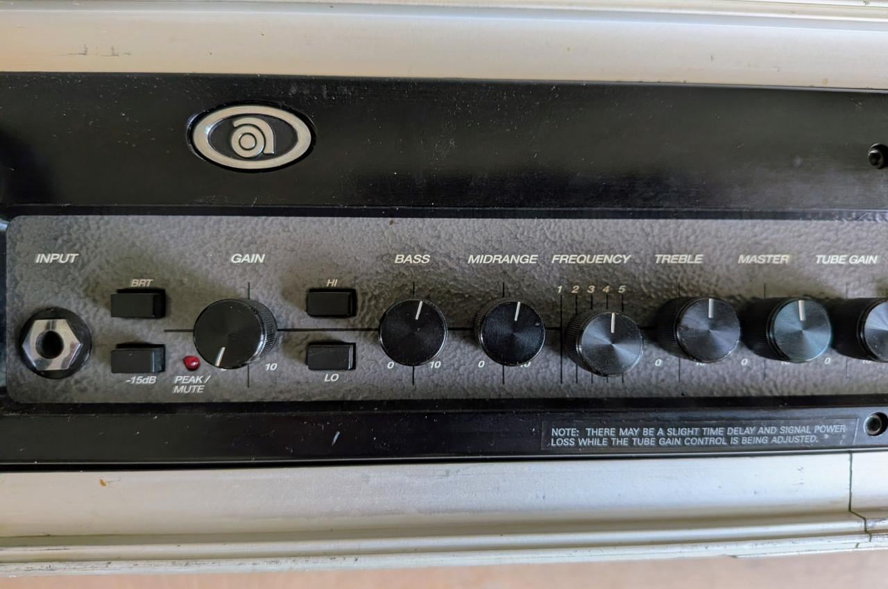 Professionele Ampeg basgitaar installatie