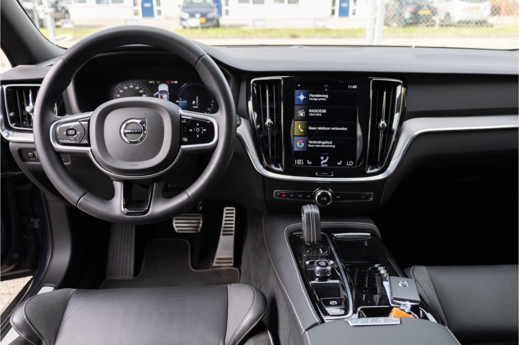 Volvo V60 2.0 t6 plug-in hybrid awd plus dark ✅leer✅cam✅cc✅wint.pakk.