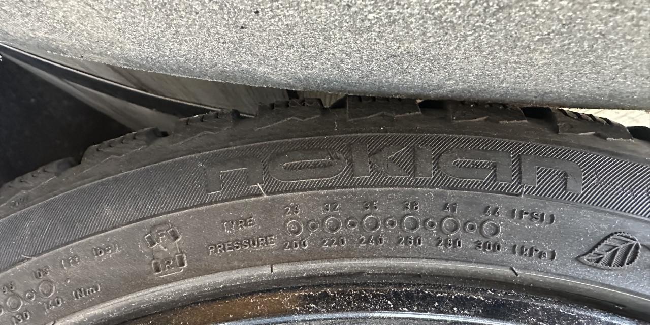 Nette set velgen en winterbanden BMW