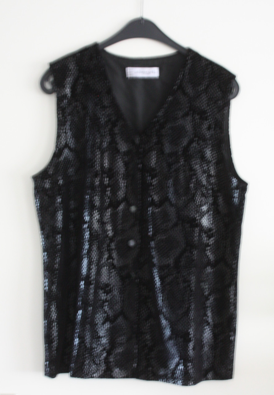 Zwarte lange gillet met slangen print maat 40