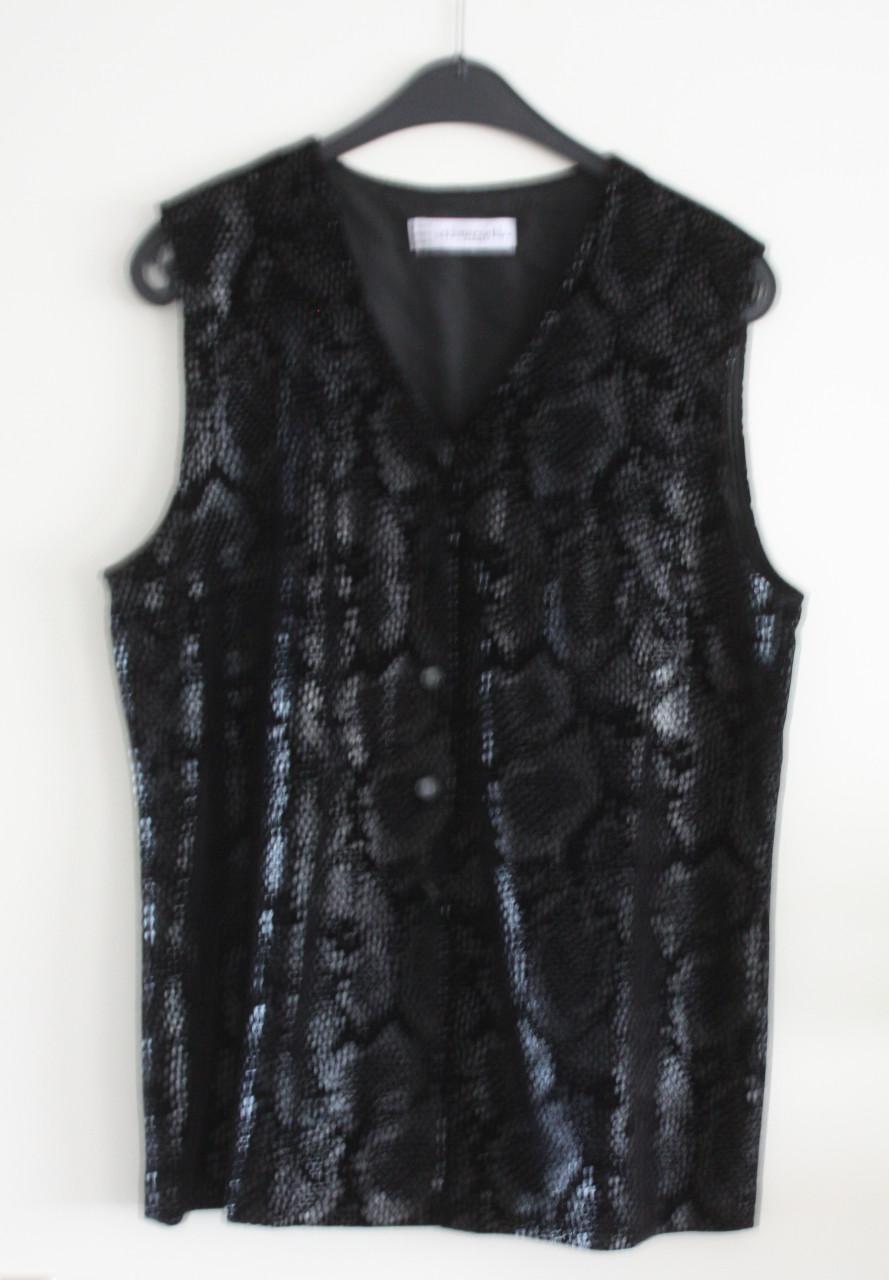 Zwarte lange gillet met slangen print maat 40