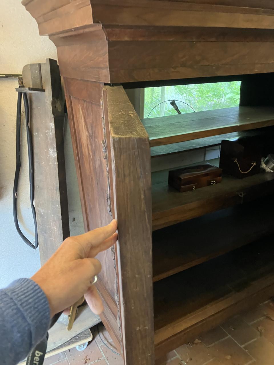 Erg mooie Drentse Eiken kast met noten/ pallisander fineer en mooi snijwerk