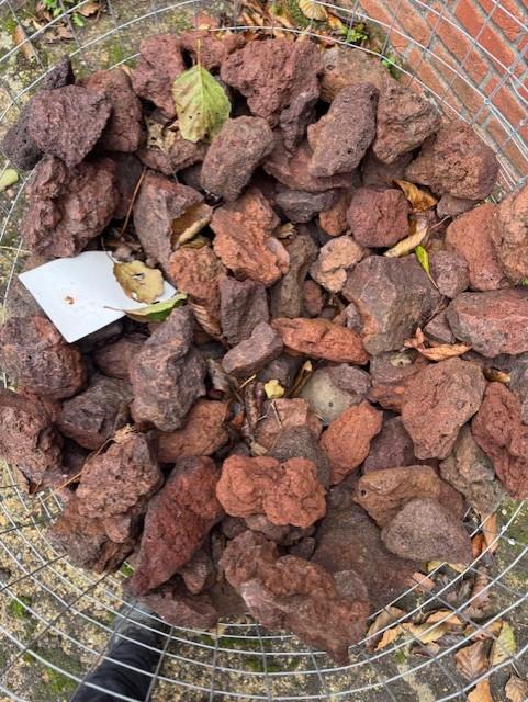 Lavastenen voor vijverrand