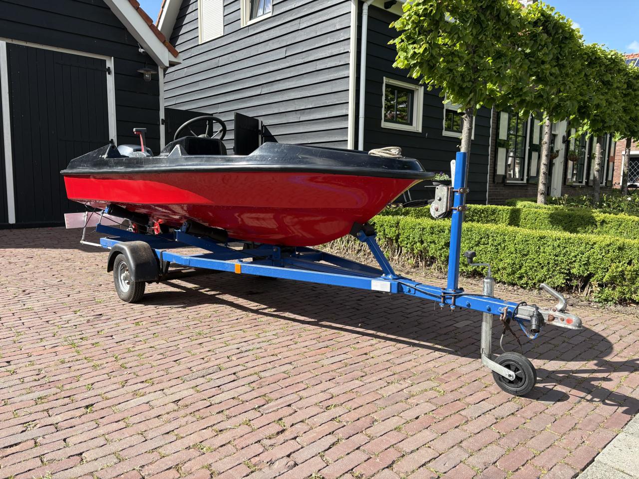Super leuk bootje met afstandbediening elektrische start en trsiler