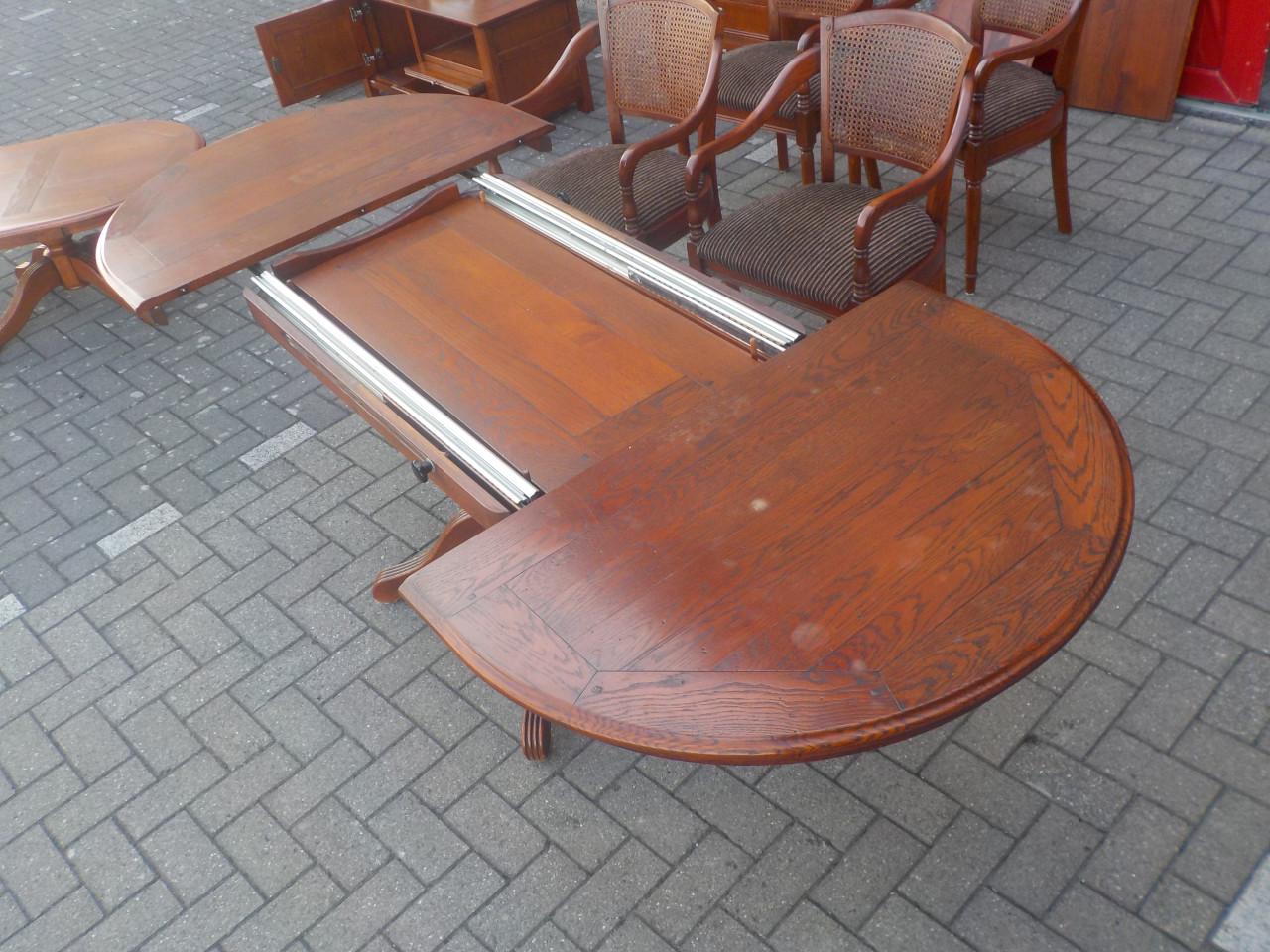 Geheel massieve verlengbare tafel + armleuning stoelen in goede staat