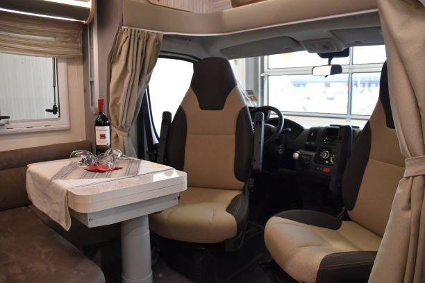 Half-integraal Camper met veel luxe, Elnagh T-loft 530