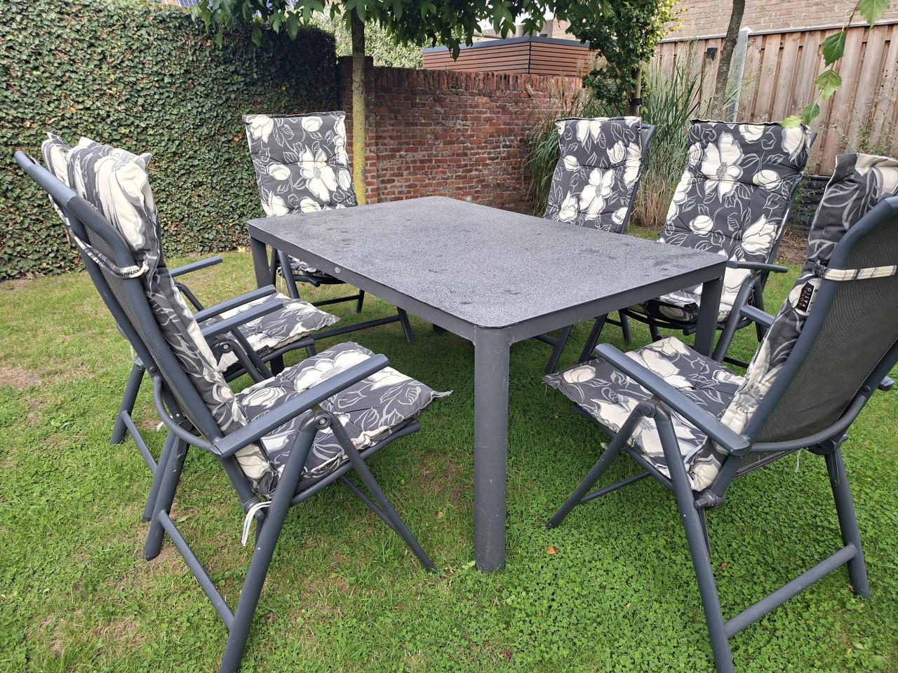 Mooie tuintafel met 6 stoelen