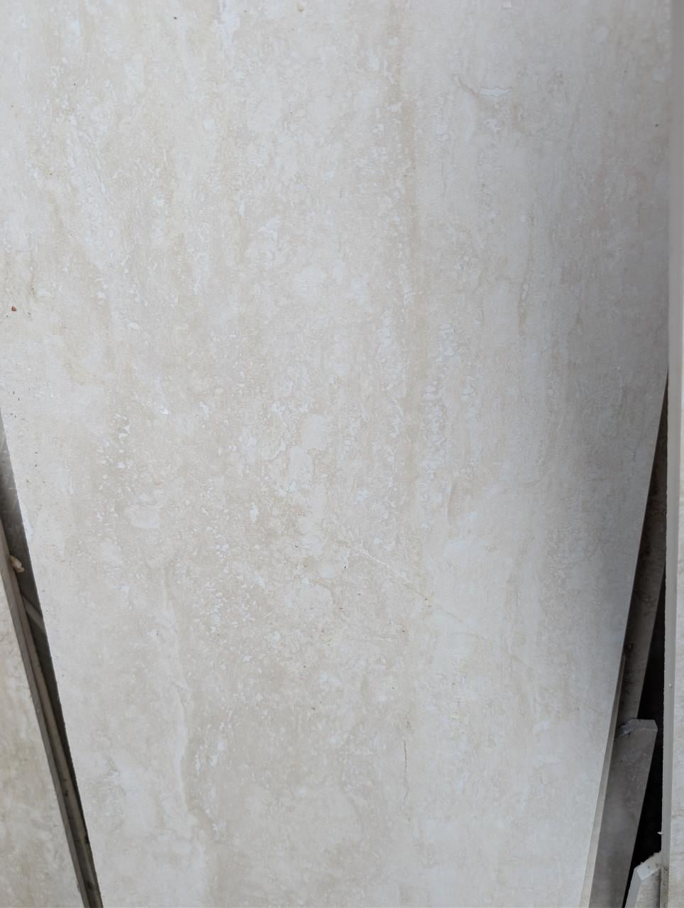 Beige stukken tegels badkamer voor creatieveling