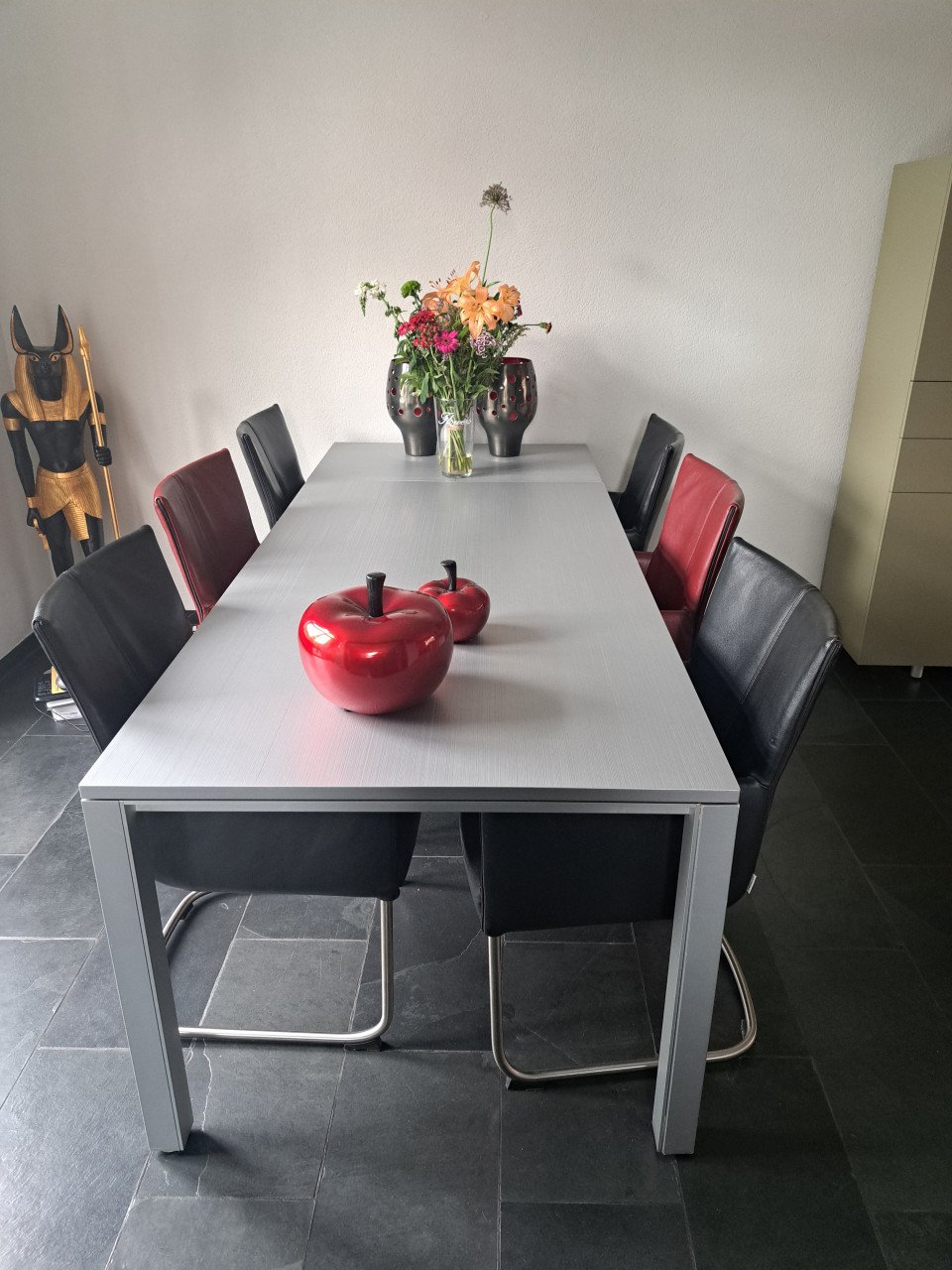 Te koop: Leolux eettafel met 6 lederen stoelen