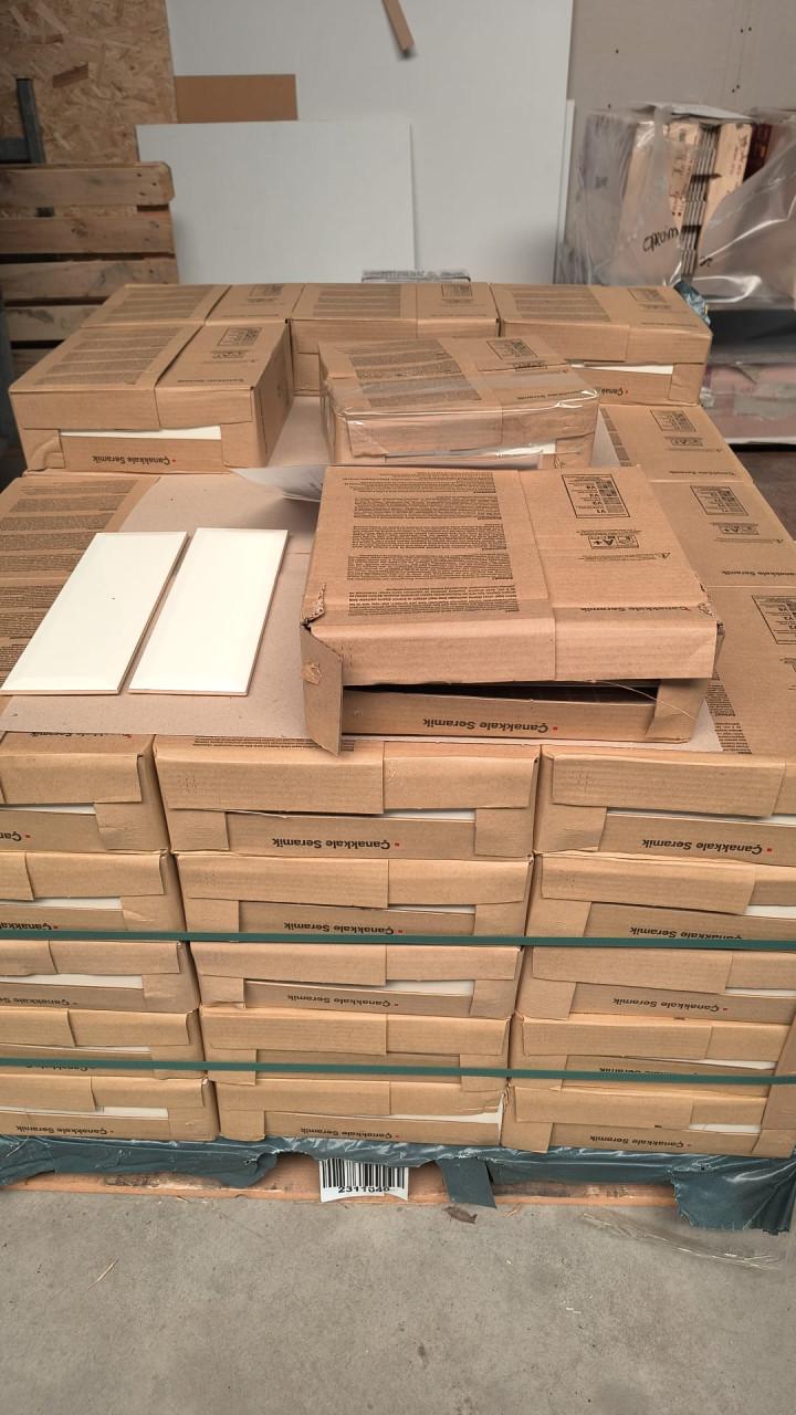 3035-314 ca 51,3 m² metro tegels, glanzend crème, 10x30 cm. 24,95 per m²