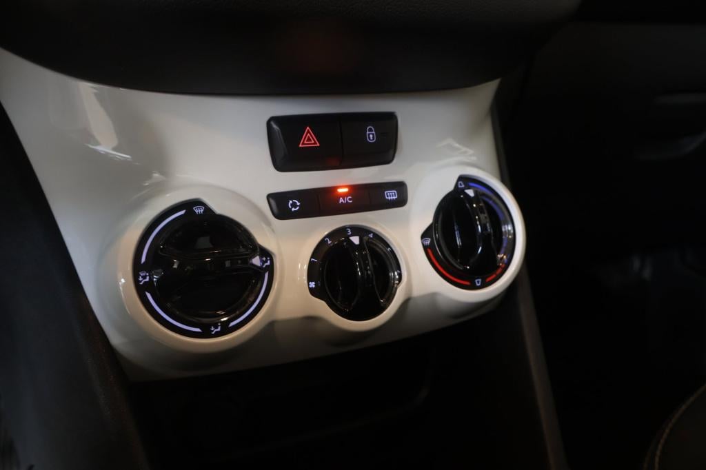 Peugeot 208 1.0 vti like org nl, carplay, cruise controle, all season bande
