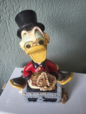 Dagobert Duck op schatkist Disney figuur