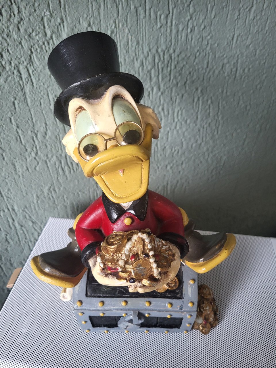 Dagobert Duck op schatkist Disney figuur