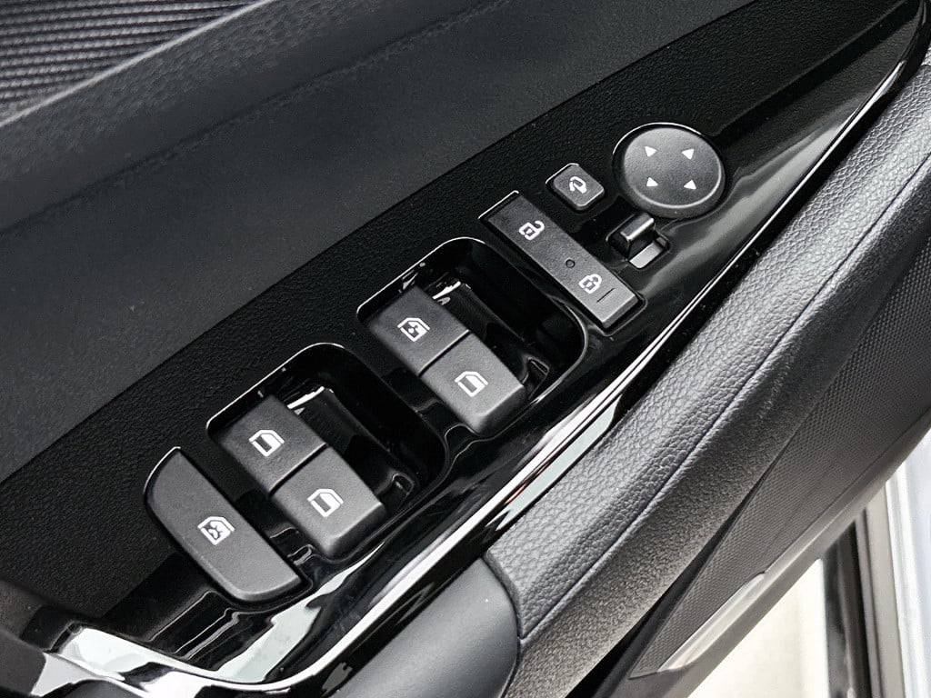 Kia Sportage 1.6 t-gdi plug-in hybrid awd dynamicline | sidebars | lichtmet