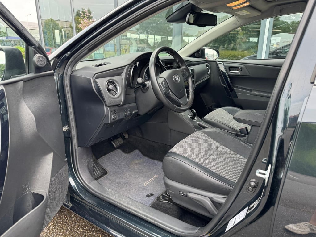 Toyota Auris 1.8 hybrid lease pro