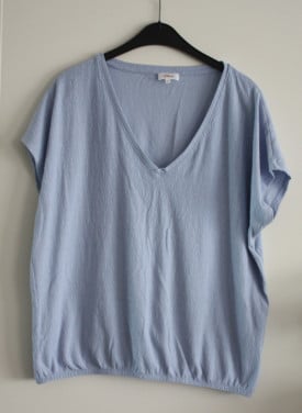 Licht blauw shirt met  hals maat 42